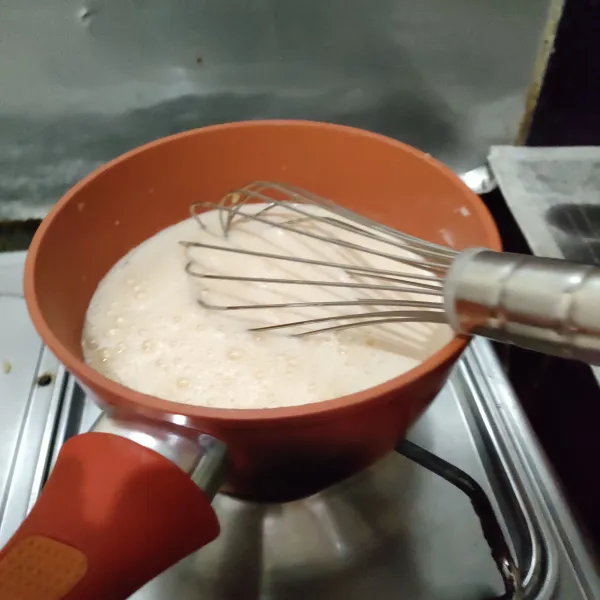 Susu, garam, vanilla extract dan gula pasir sisa tadi masak hingga gula larut, lalu tuang bertahap ke dalam adonan telur lalu aduk, aduk hingga rata dan lakukan hingga habis lalu tuang ke dalam panci dan masak hingga meletup (jangan berhenti diaduk yah), matikan kompor, pindahkan ke dalam mangkuk dan tutup dengan plastik wrap agar tidak berkulit (tutupnya nempel yah jangan ada ruang).