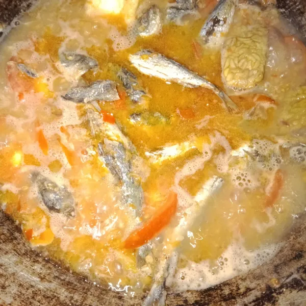 Tambahkan air lalu beri kaldu bubuk dan gula pasir. Masukkan cabai rawit utuh, masak hingga mendidih dan bumbu meresap.