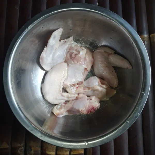 Cuci bersih sayap ayam, potong menjadi 2 bagian.