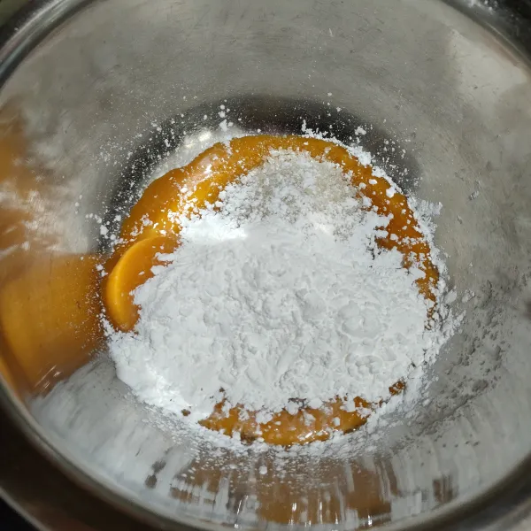 Selama menunggu cake matang, kita buat cream nya, kuning telur campur dengan 30 gr gula pasir dan maizena, aduk rata. Sisihkan.