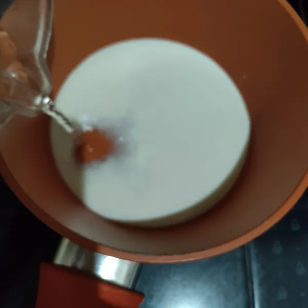 Campurkan air dan susu.