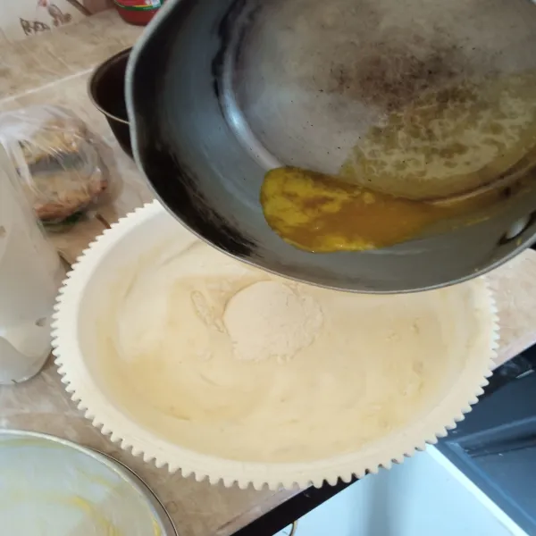 Tuang margarine cair, aduk asal tercampur.