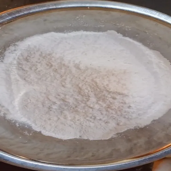 Campur tepung beras dan tepung tapioka