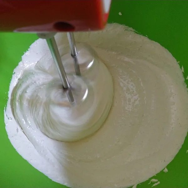 Mixer dengan kecepatan tinggi telur, gula, SP dan vanili sampai putih dan mengembang.