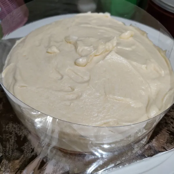 Tuang cream diatas cake tadi hingga benar-benar rata.