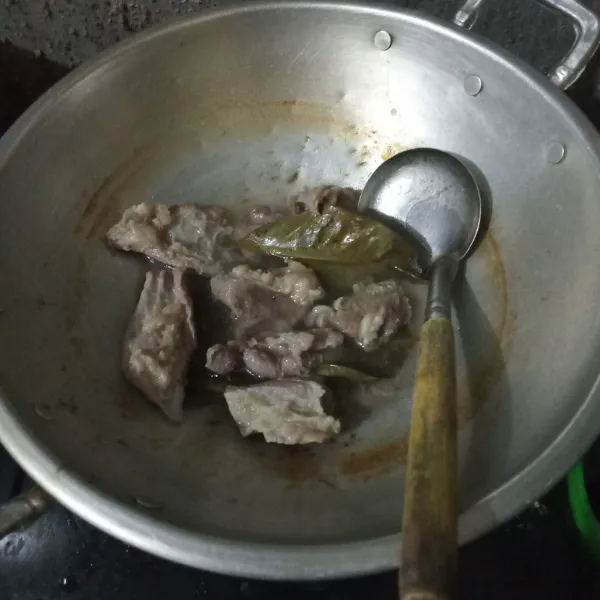 Rebus daging hingga empuk lalu potong tipis-tipis.