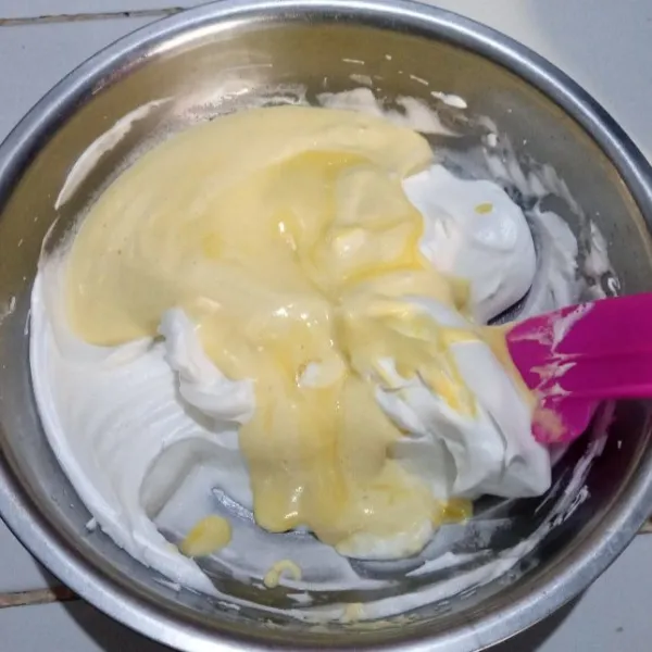 Tuang kembali campuran adonan ke dalam adonan putih. Aduk balik hingga rata.