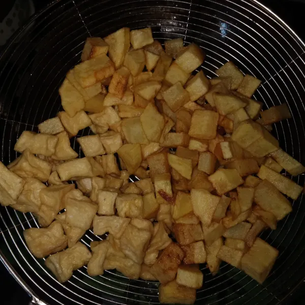 Siapkan kentang dan tahu yang sudah dipotong dan digoreng.