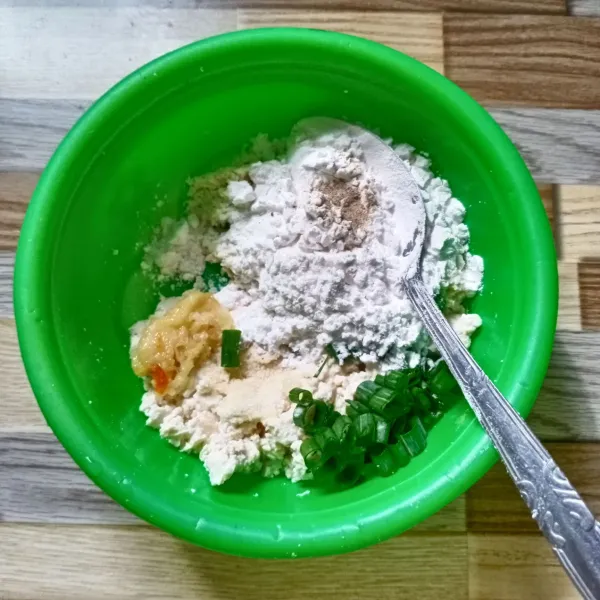 Masukkan bawang putih halus, garam, kaldu jamur, lada bubuk, tapioka dan daun bawang.