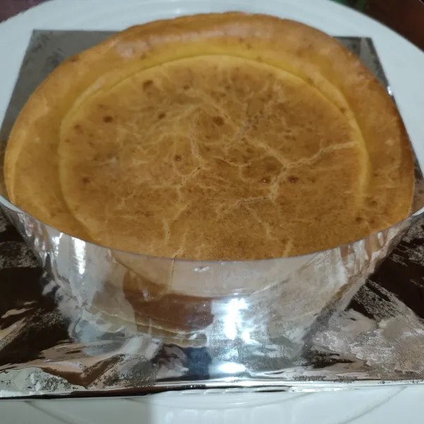 Susun cake tadi yang 1 untuk bagian bawah lalu beri platik kue dikeliling ya atau bisa juga pakai ring.