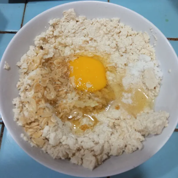 Masukkan telur, bumbu halus, rebon dan kaldu bubuk, aduk rata