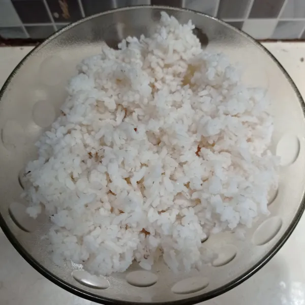 Siapkan nasi sisa, lalu aduk sampai nasi hancur.