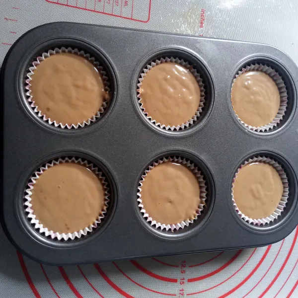 Tuang adonan ke loyang muffin yang sudah dialasi papercup setinggi 2/3 bagian.