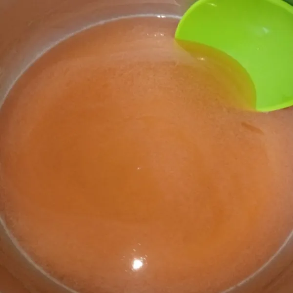 Rebus jelly dengan air dan gula pasir hingga mendidih.