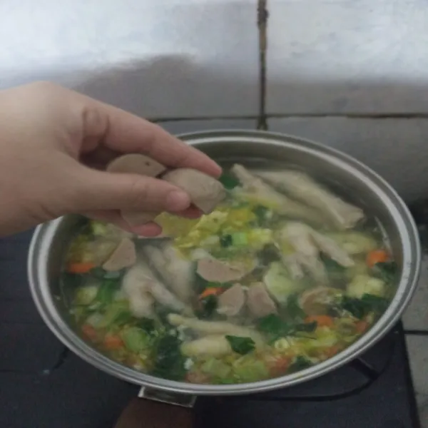 Terakhir masukkan bakso sapi, tunggu hingga matang.