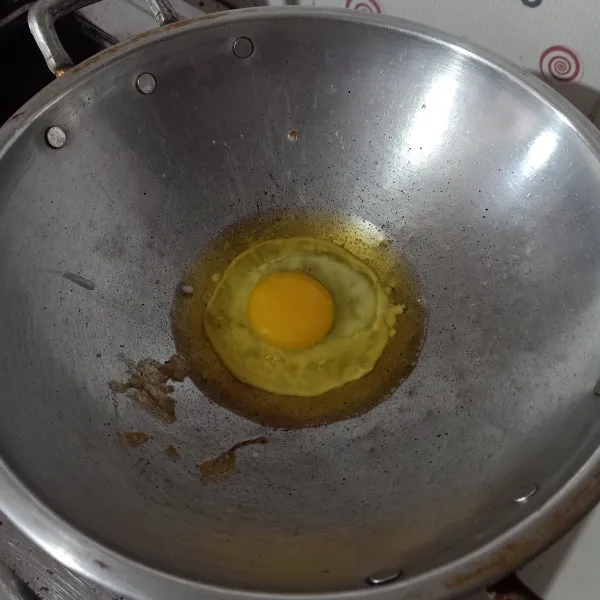Goreng telur satu persatu sampai matang.