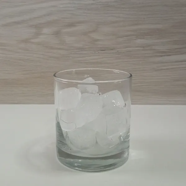 Masukkan es batu dalam gelas.