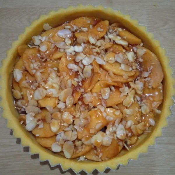 Tuang isian di dalam adonan crust, taburi almond.
