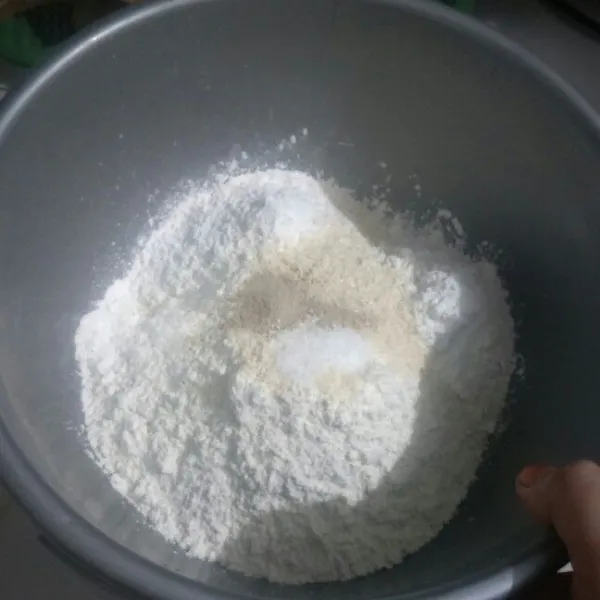 Campur bahan kering dalam satu wadah (tepung serbaguna, tepung tapioka, tepung beras, garam, lada, kaldu jamur)
