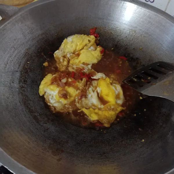 Kemudian masukkan telur, masak sampai matang.