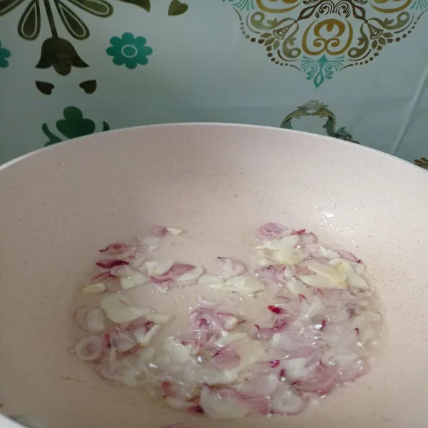 Panaskan minyak, tumis bumbu iris (bawang merah & bawang putih) hingga layu. Sisihkan ke pinggir wajan.