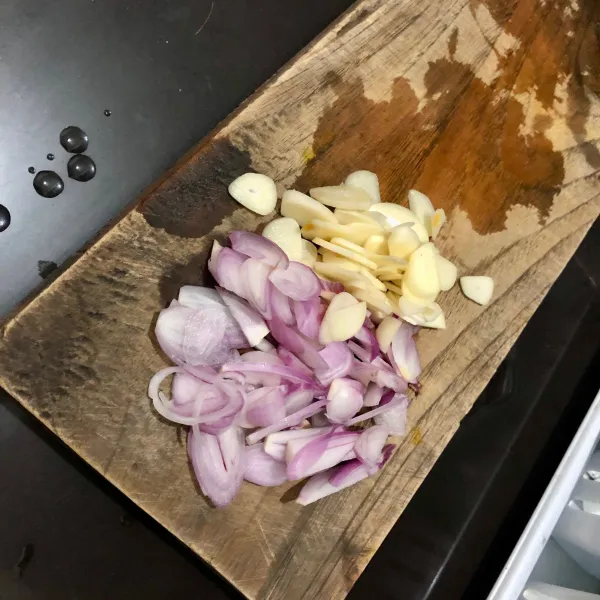 Potong tipis bawang merah dan bawang putih