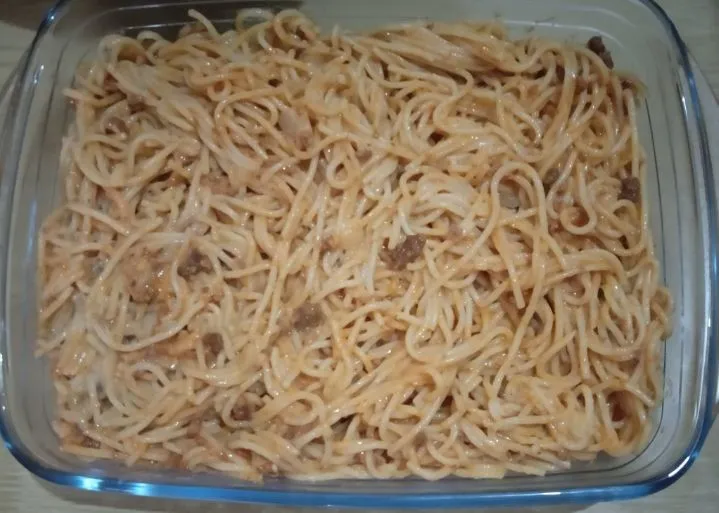 Taruh spaghetti di pyrex, masukan saus bolognese, aduk rata