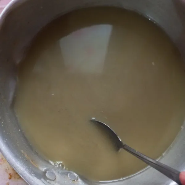 Selanjutnya masak kacang hijau yang telah halus bersama 200 ml air, agar agar, susu cair, gula palm dan sejumput garam. Masak sampai mendidih, matikan api lalu tunggu sampai uap panas berkurang.