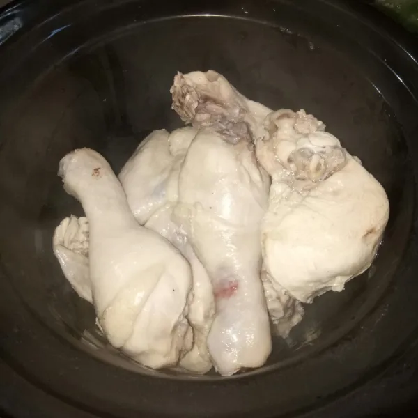 Masukkan ayam yang sudah direbus.
