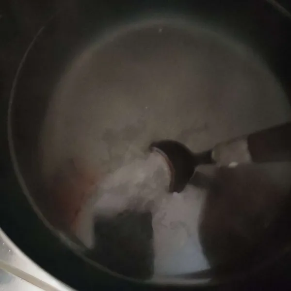 Siapkan air mendidih (celupkan sendok di air mendidih, untuk menyekop adonan baso, supaya tidak menempel dan mudah terlepas)