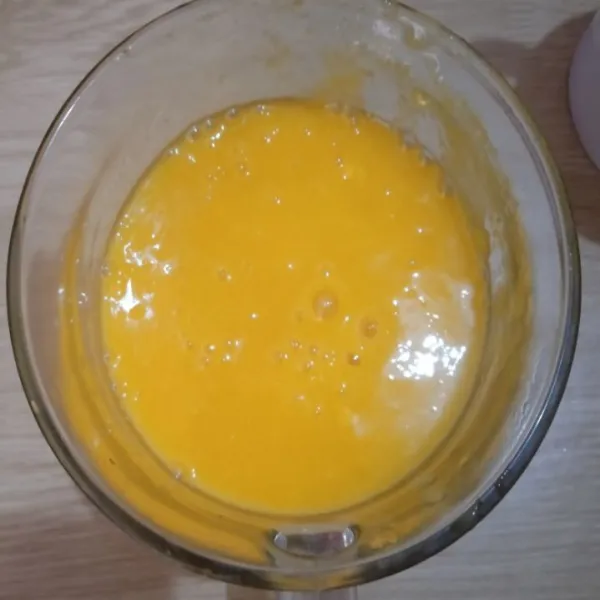 Blender 1 buah mangga dengan susu kental manis (1 buah mangga sisanya dipotong-potong).