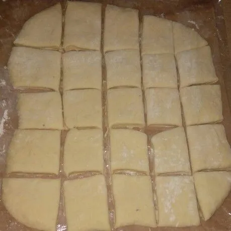 Potong-potong adonan sesuai selera