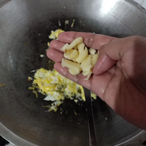 Masukkan bawang putih, oseng sebentar.