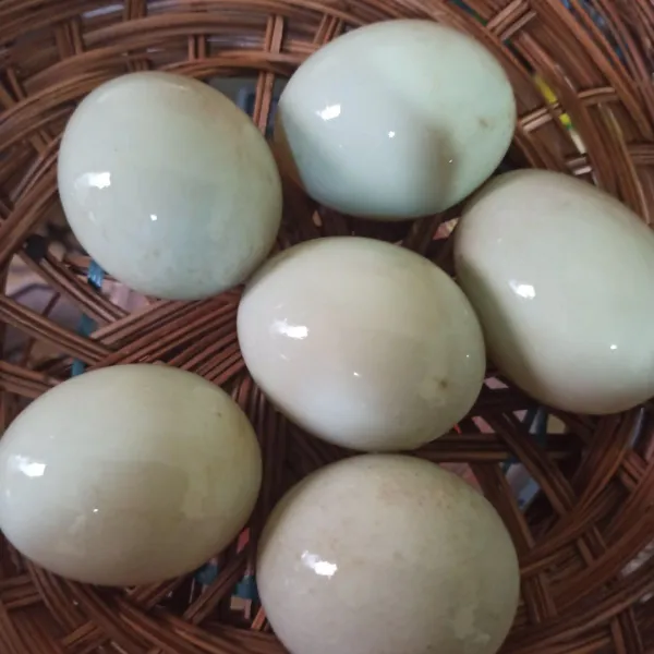 Cuci bersih telur bebek.