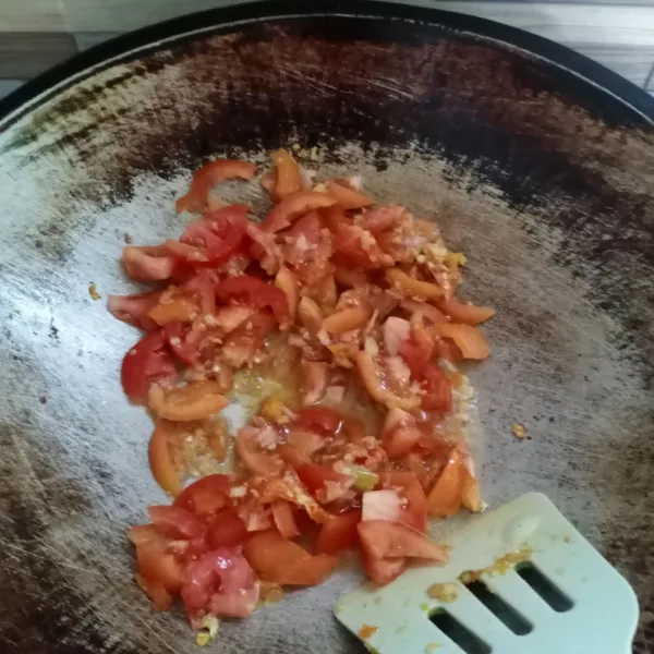 Kemudian masukkan tomat, aduk rata.