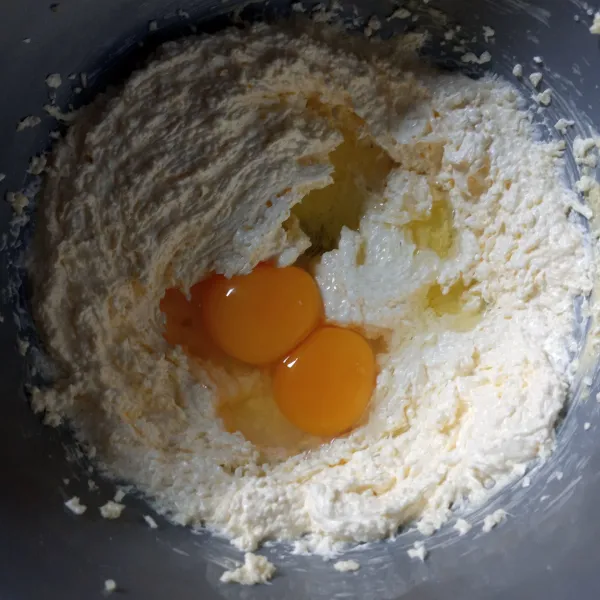 Kocok mentega, margarin, dan gula sampai lembut menggunakan mixer dengan kecepatan sedang. Lalu masukkan telur dan vanila essence. Kocok hingga rata.