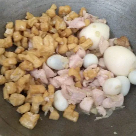 Masukkan ayam tumis hingga berubah warna putih. Masukkan tahu dan telur