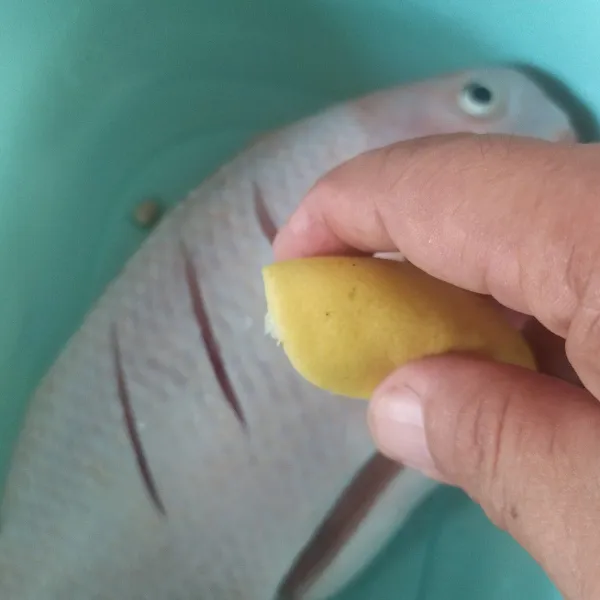 Bersihkan ikan nila. Kemudian buang sisik, iris badannya, lalu beri air jeruk nipis. Biarkan sambil menunggu bumbu disiapkan.