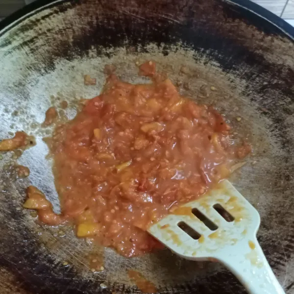Beri garam, gula, kecap manis dan kaldu bubuk. Aduk rata. Masak sampai tomat menjadi seperti pasta. Koreksi rasa.