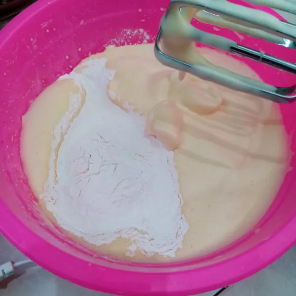 Masukkan tepung premiks, kocok lagi dengan kecepatan tinggi sampai adonan putih dan mengembang.
