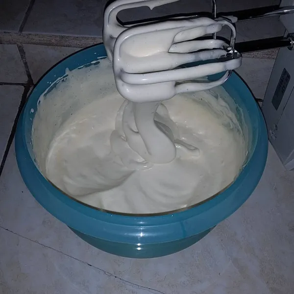 Mixer dengan kecepatan tinggi gula  pasir, telur, vanili dan sp hingga mengembang. Sambil diayak, masukan tepung terigu. Mixer dengan kecepatan rendah hingga tercampur rata,