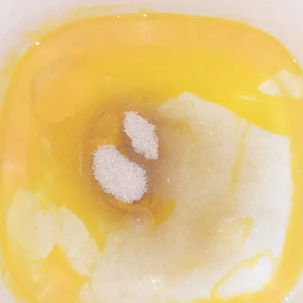 Campur telur dan gula.