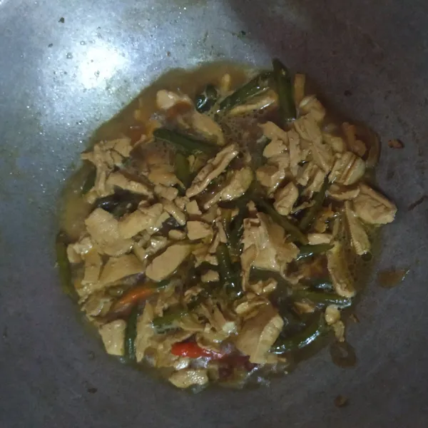 Masak sampai kuah menyusut & bumbu meresap, angkat & sajikan.