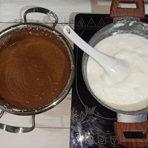 Setelah tercampur rata bagi adonan menjadi 2 bagian diwadah terpisah, salah satu wadahnya diberi pasta coklat aduk rata.