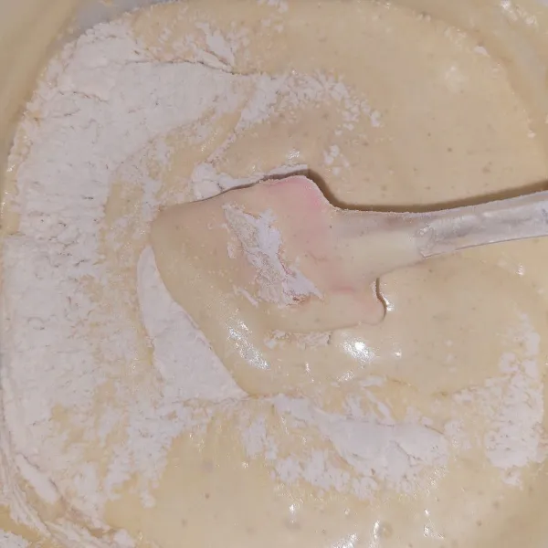 Masukkan tepung dan susu bubuk sambil diayak.