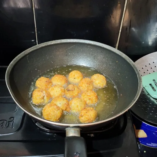 Goreng dengan api kecil hingga kecokelatan lalu angkat dan tiriskan.