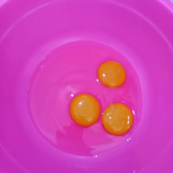 Mixer telur sampai mengembang kental berjejak.
