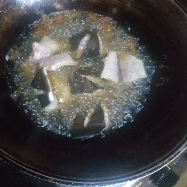 Panaskan minyak goreng goreng ikan hingga matang, angkat lalu tiriskan