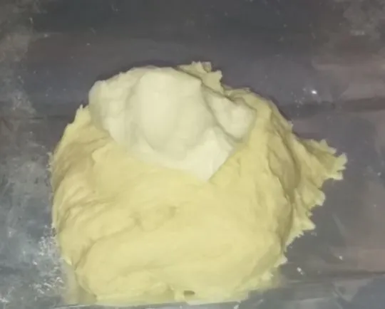 Setelah tercampur merata uleni menggunakan tangan hingga adonan kalis tambahkan garam mentega uleni kembali sampai adonan lembut dan lentur