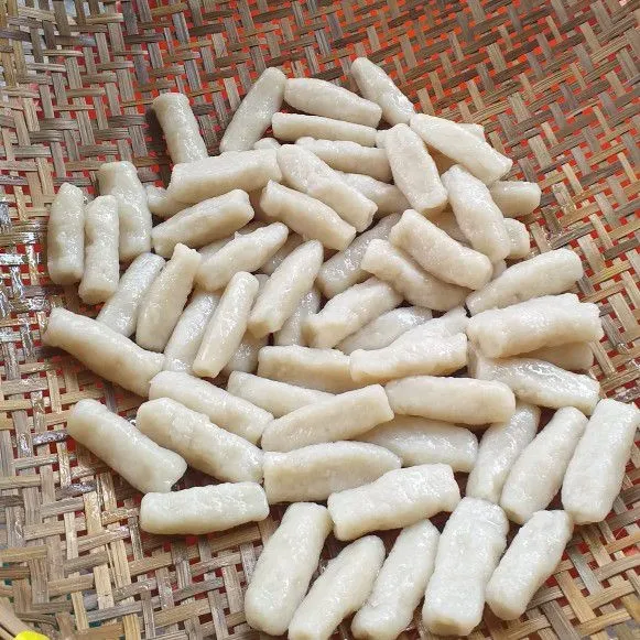 Tiriskan dan dinginkan dengan bantuan kipas, hingga benar benar dingin (agar lebih tahan lama dalam penyimpanan). Bisa langsung disajikan atau bisa digoreng kembali. Sajikan dengan cuko pempek